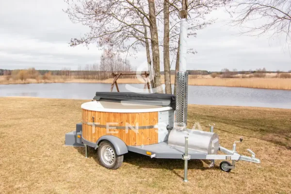Wooden hot tub integraten on trailer with integrated heater