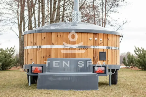Hot tub integraten on trailer with plastic steps