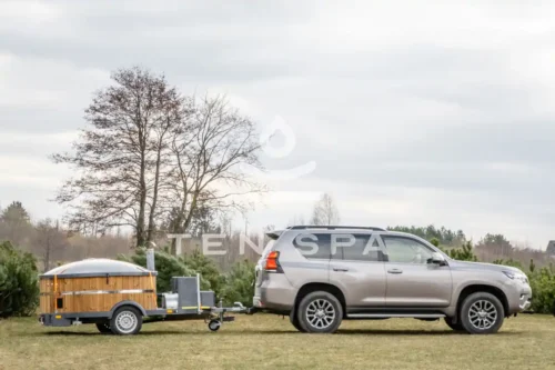 Hot tub integrated on trailer with car