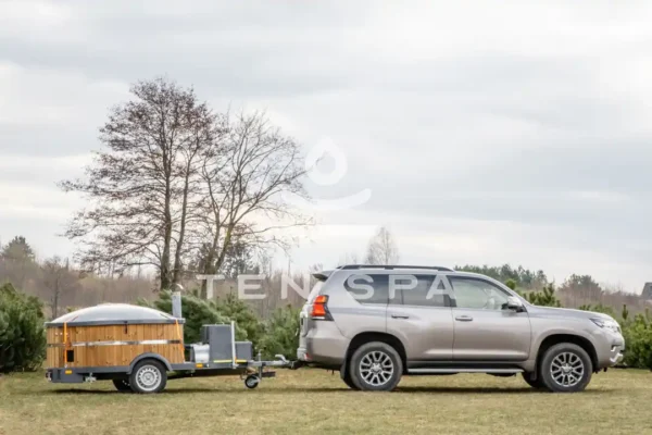 Hot tub integrated on trailer with car